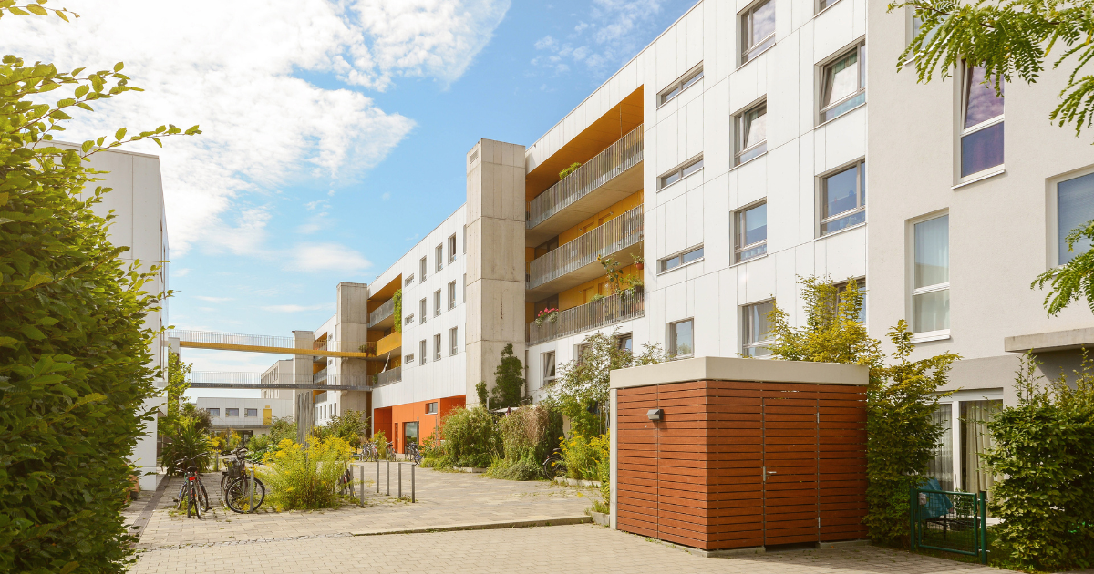 Explora el impacto y la importancia de las zonas verdes en la construcción moderna con Inicia XXI. Sostenibilidad y diseño en harmonía.